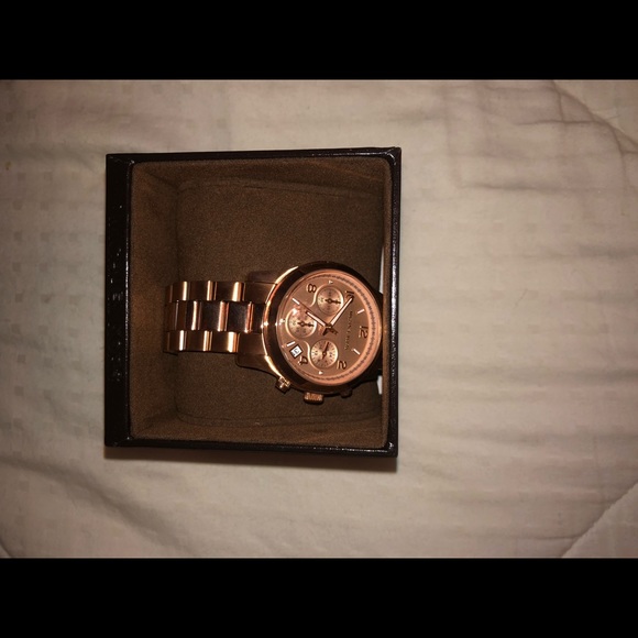 Michael Kors runway rose gold watch - Picture 3 of 7